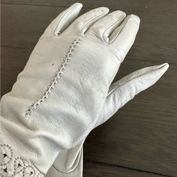 Elegant Light Grey Leather Gloves - Picture 5 of 5